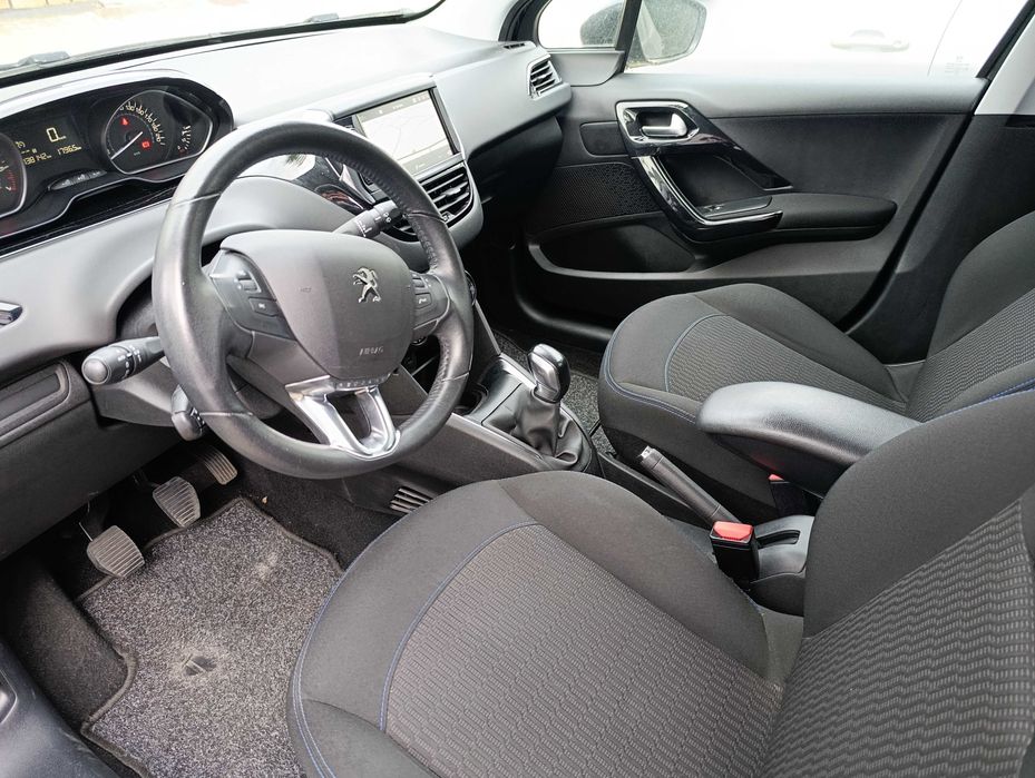 Peugeot 208 1.2i signature Ano 2019