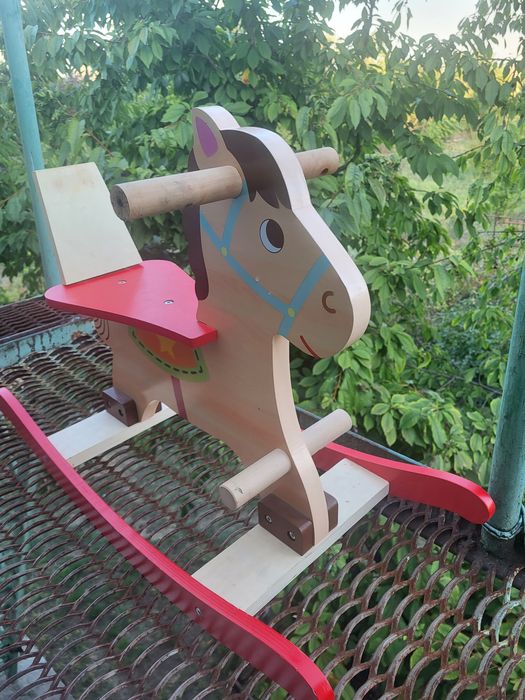 Деревянная лошадка-качалка