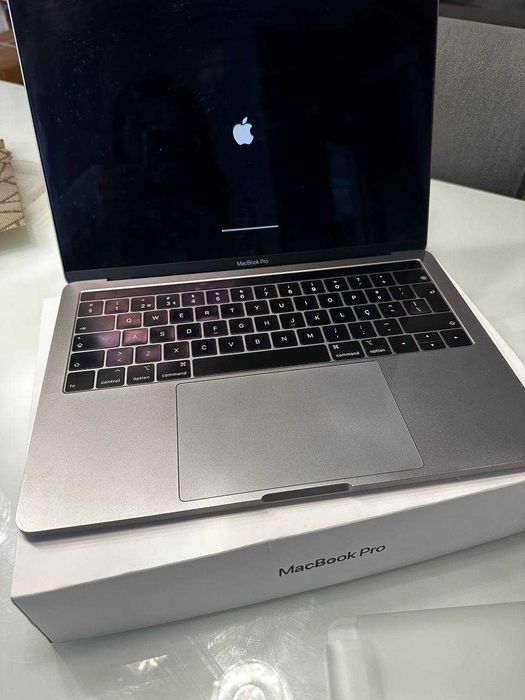 MacBook Pro 13” (2019) 8GB - funciona bem mas ecrã com cores alteradas