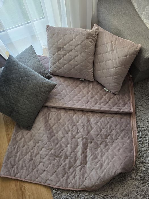 Zestaw: piękna narzuta + 4 poduszki na łóżko.