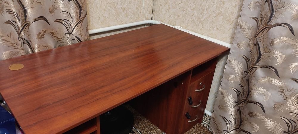 Комп'ютерний стіл