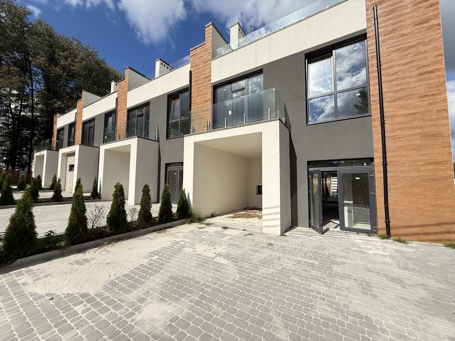 Продається таунхаус біля озера з терасами та басейном