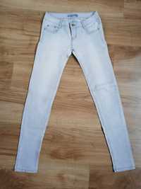 Spodnie jeansowe koloru szarego