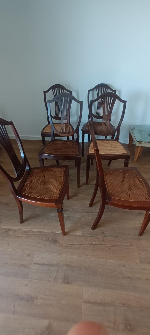 Oportunidade Mesa estilo Inglês com cadeiras