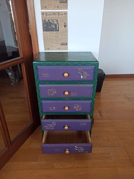 cômoda vintage com 5 gavetas