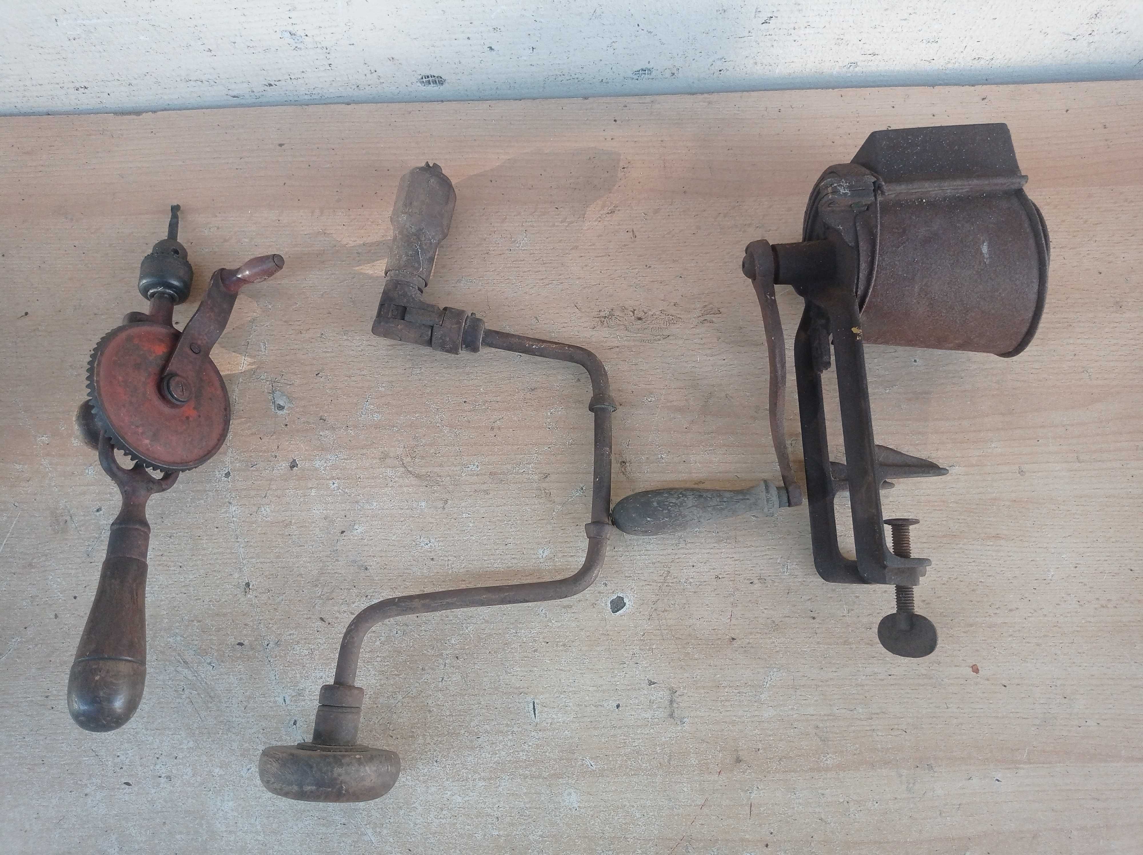 Stare narzędzia - wiertarka ręczna, bor, maszynka.
