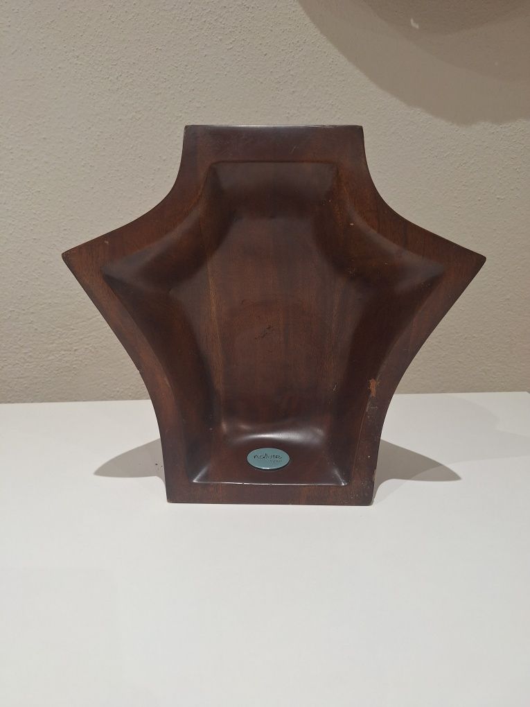 Busto em madeira para exposição de colares