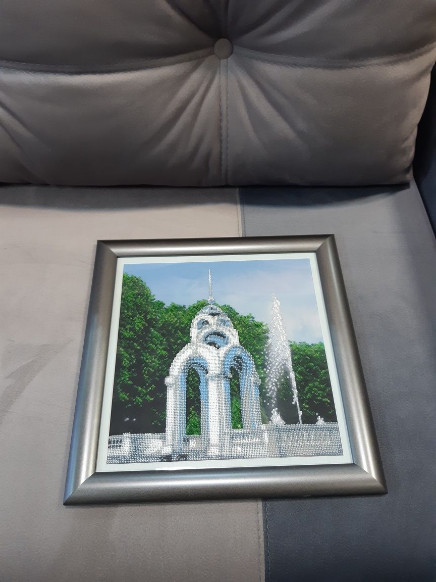 Картина вышитая бисером Зеркальная струя -символ Харькова.