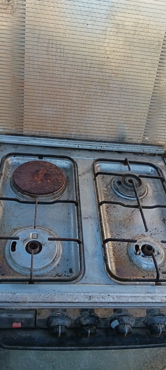 Fogão a funcionar mas precisa limpeza