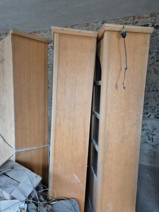 Szafa / witryna - lity buk, nieuzywana, ze Swarzedzkich Fabryk Mebli