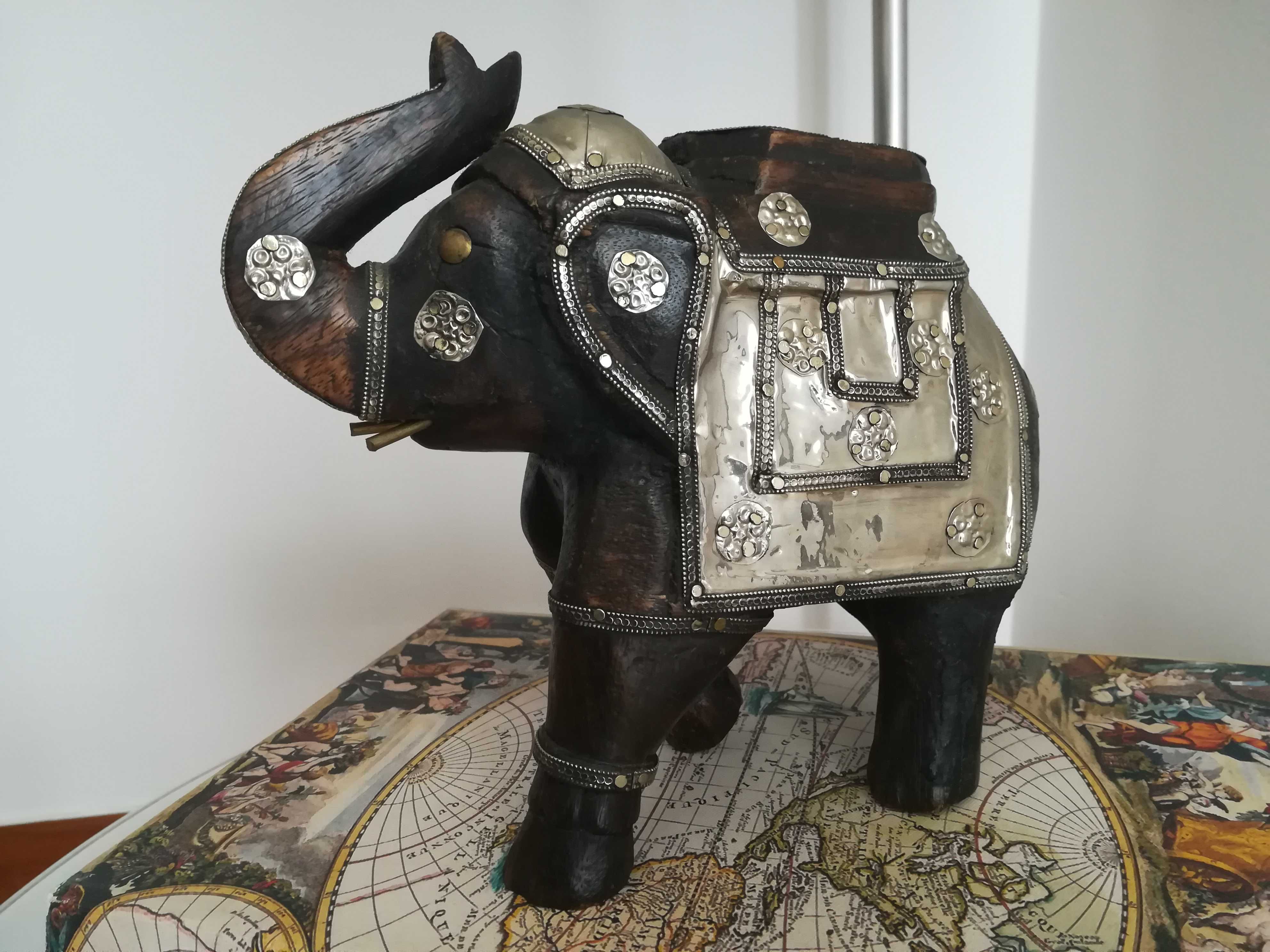 Elefante em madeira e metal