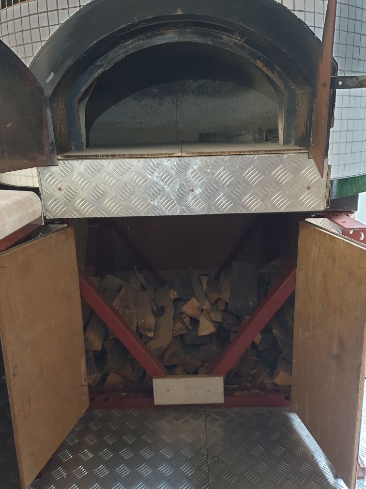Food truck z pizzą. Piec opalanym drewnem.