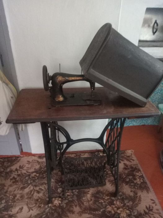 Продам швейну машинку продам жито тюки житні  живу ялинку є вибір бу в