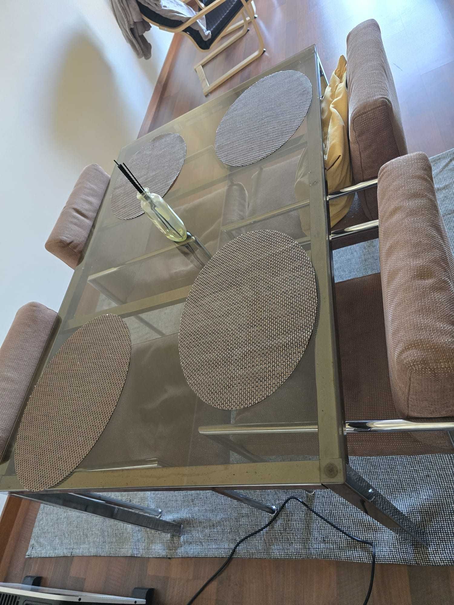Mesa de vidro com cadeiras