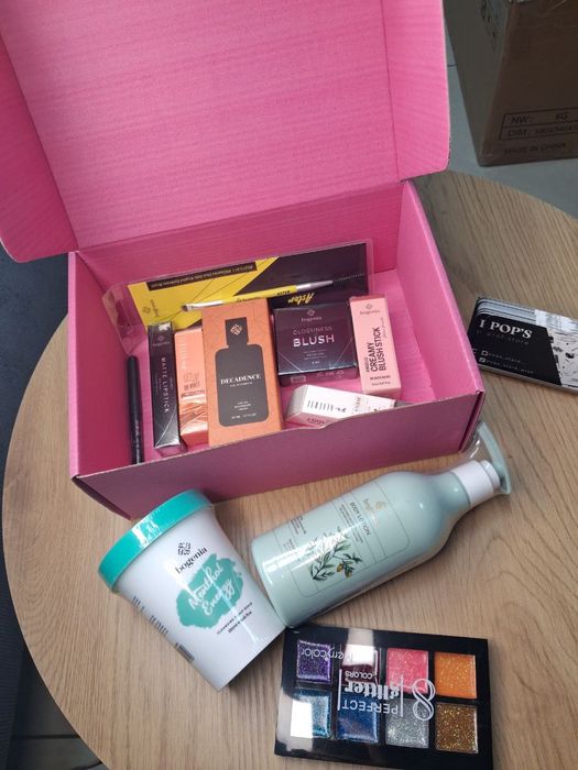 Подарунковий б’юті-бокс Bogenia Gift Box 12 в 1. Лосьйон,скраб,помада