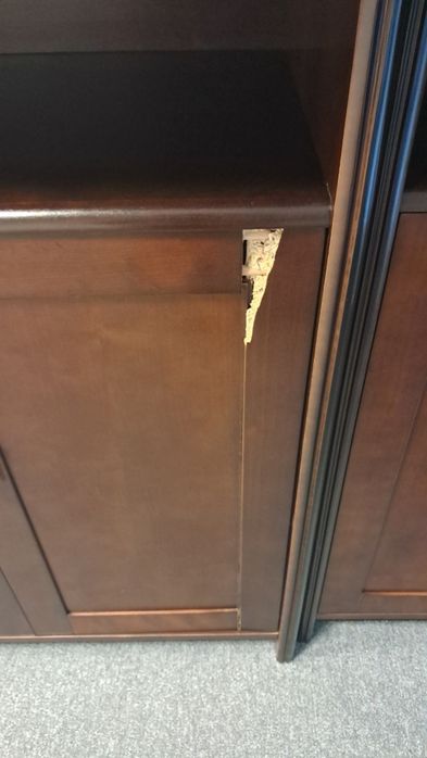 Komoda drewniana uszkodzona.