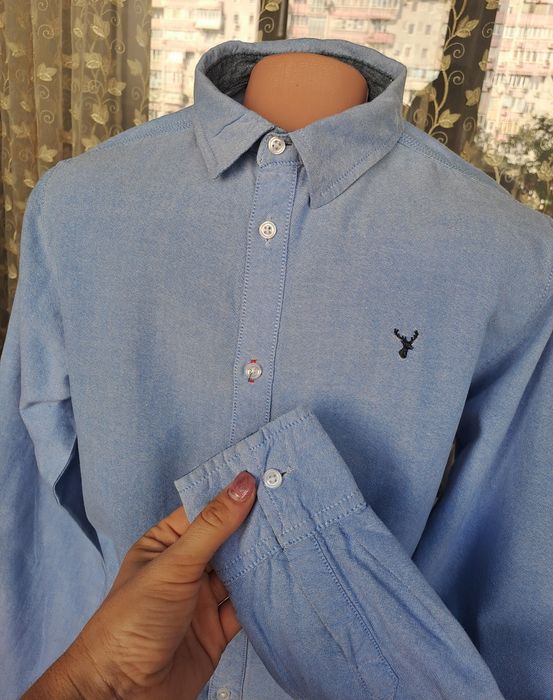 Сірі джинси та блакитна сорочка сорочка з довгим рукавом 158  см