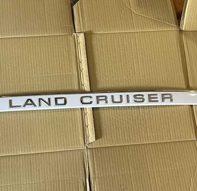 Toyota Land Cruiser 100: Накладка над номером планка багажника