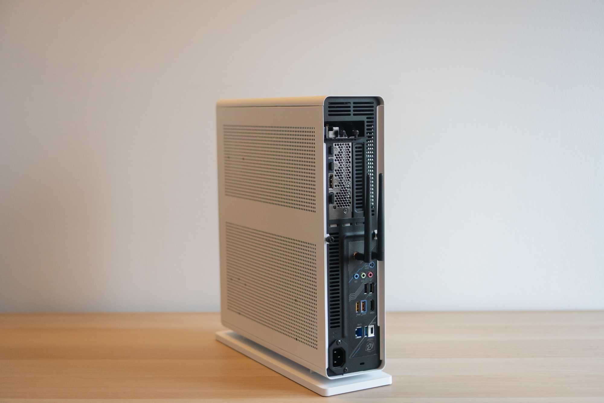 Kompaktowy komputer do gier PS5 size, RTX 4070 Super, Ryzen 5, 32 RAM