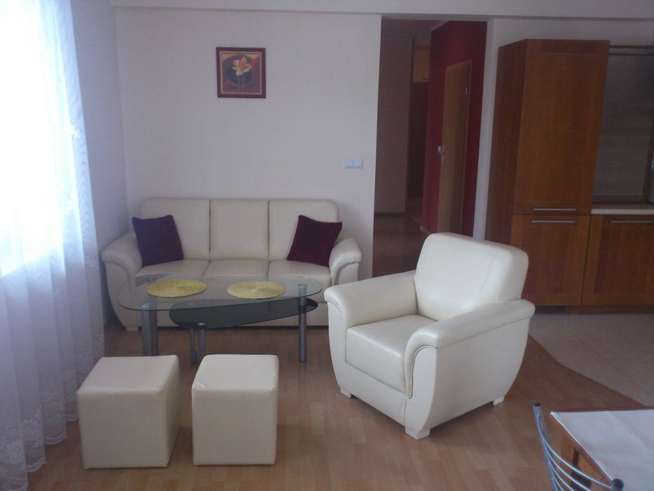 Wypoczynek do salonu sofa z fotelem Bodzio i stolik szklany