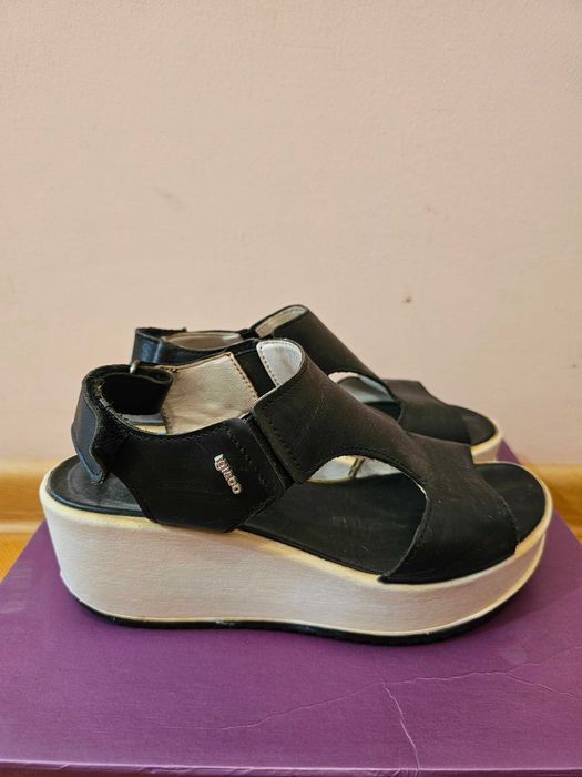 Босоніжки чорні шкіряні