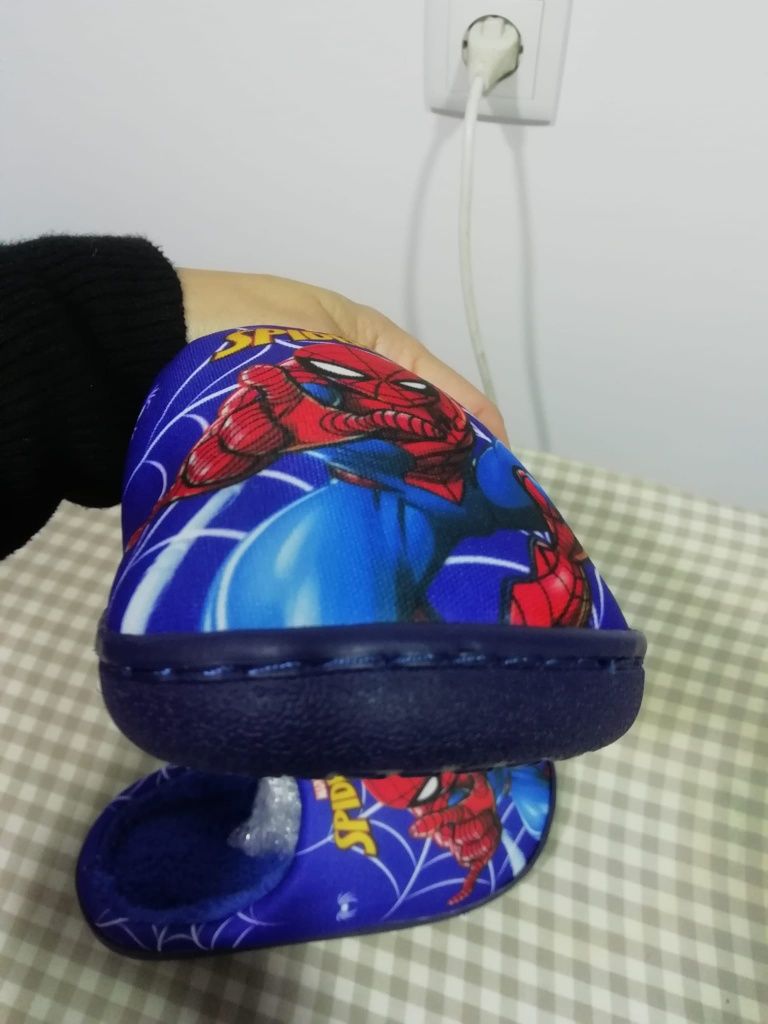 Vende se pantufas novas para menino do homem aranha