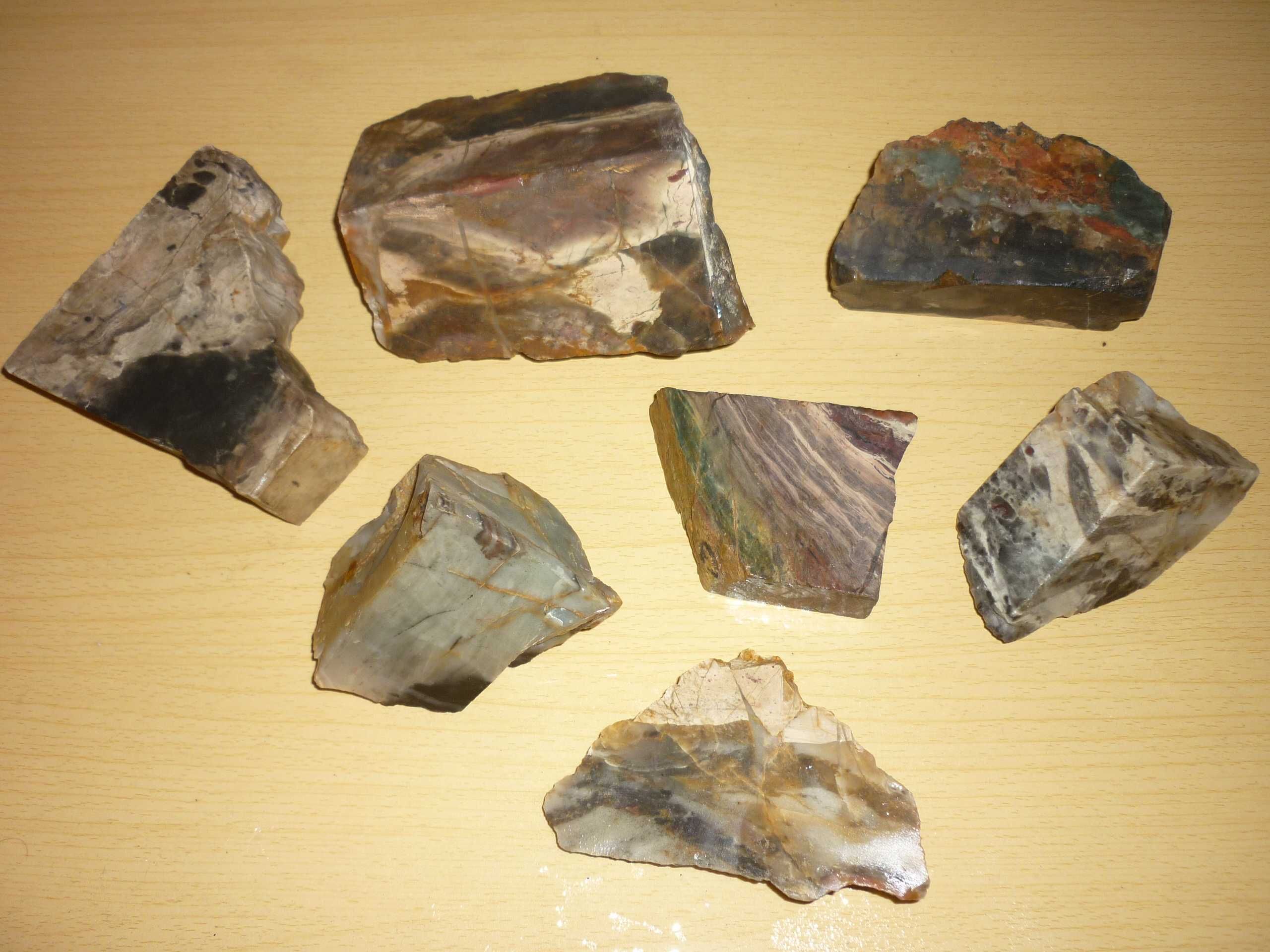 Камінь мінерал яшма, родоніт, нефрит