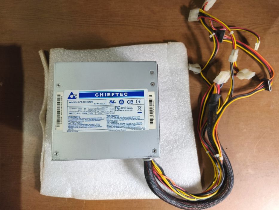 Блоки живлення для комп'ютера.