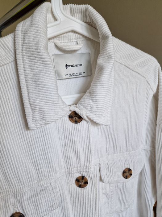 Kurtka koszula sztruksowa oversize Stradivarius M biala kremowa