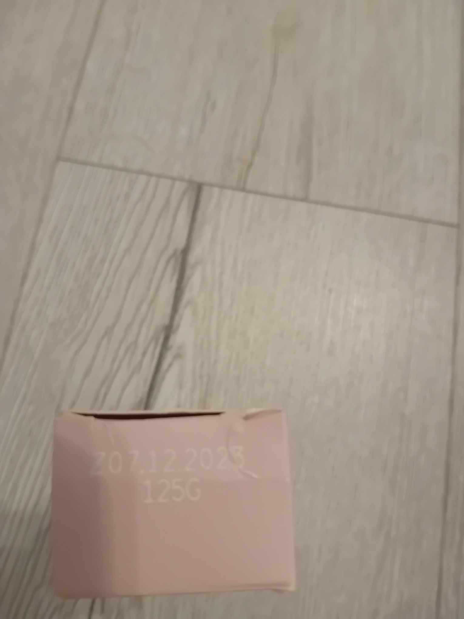 Nawilżający podkład serum Avon