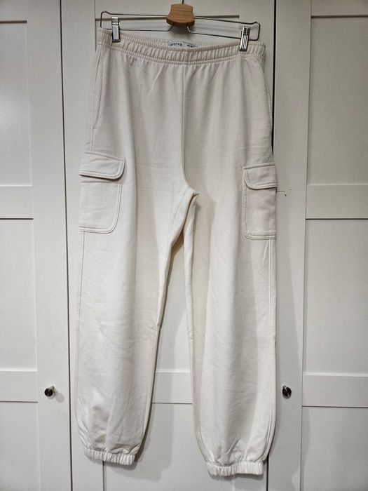 Dresy z kieszeniami po boku Bershka