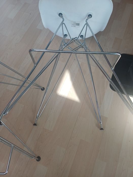Cadeiras de bar  brancas e cromadas Praticamente novas. Cada uma 80€