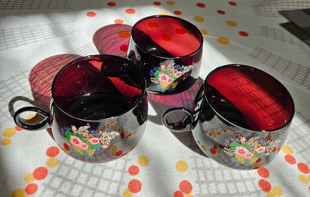 6 filiżanek z cukierniczką + 5podstawek PRL