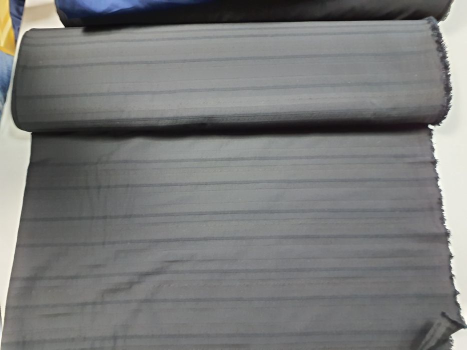 Tkanina czarna wytłaczana z elastanem szer.154 cm.