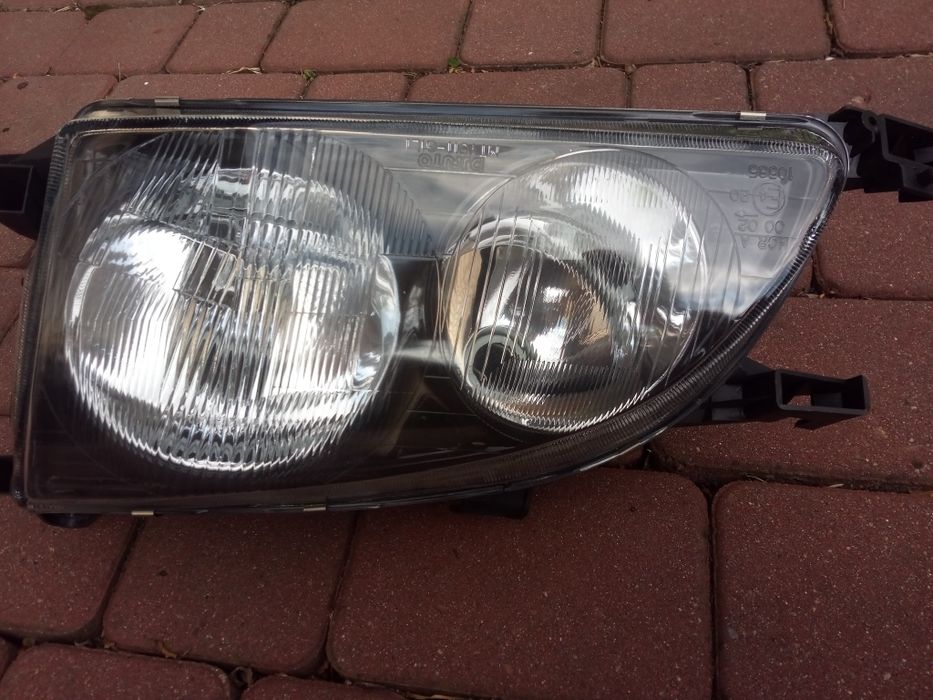 Lampa przednia Toyota Avensis t22