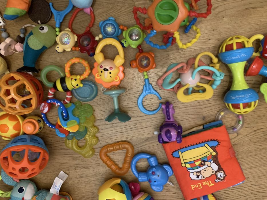 Розвтваючий килимок і фірмовф іграшки