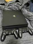 Playstation PS4 Pro + 2 pady