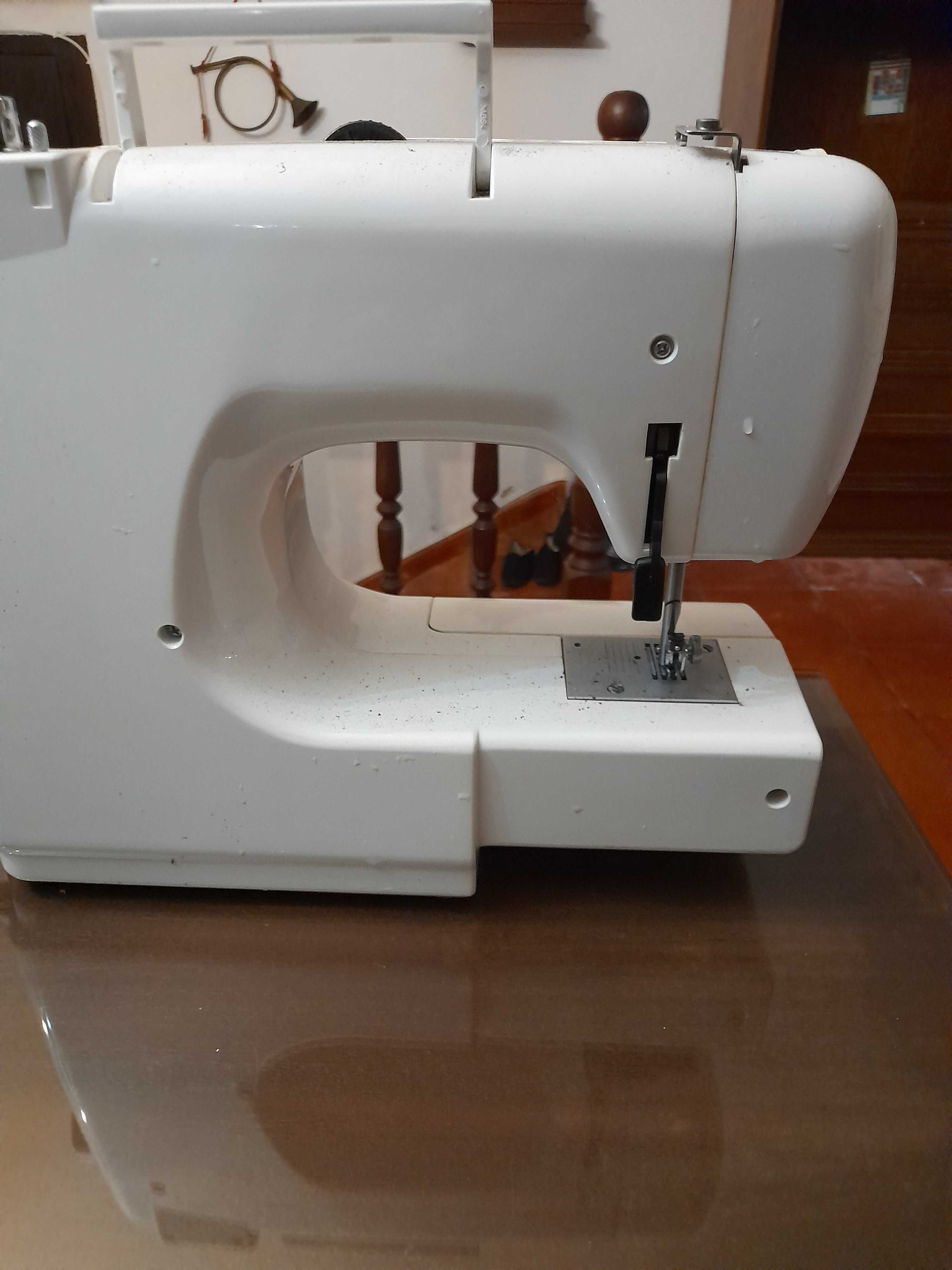 Máquina de costura nova.