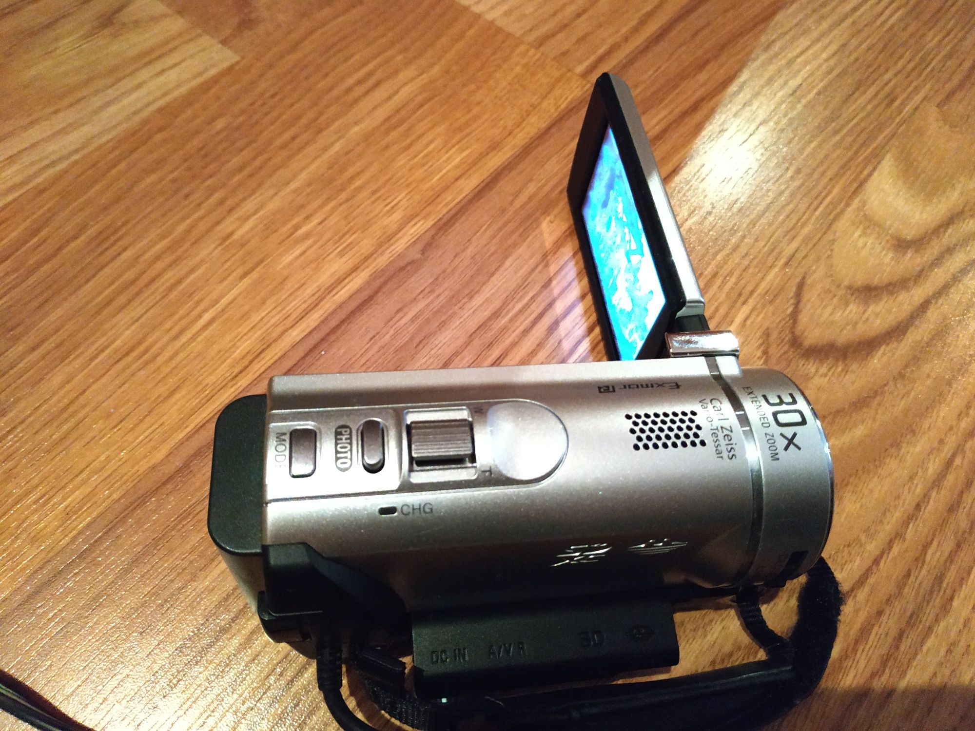 Відеокамера SONY HDR–CX200E silver + подарунок