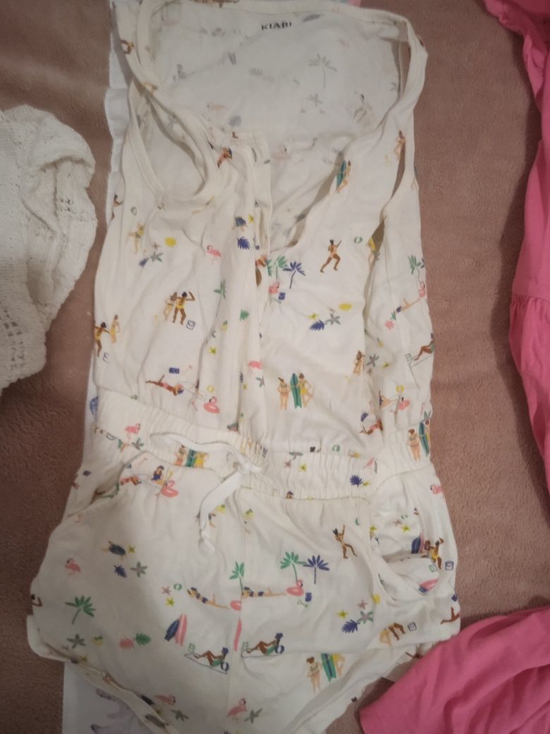 Vendo estes três vestidos 6 anos, os três por 3 euros