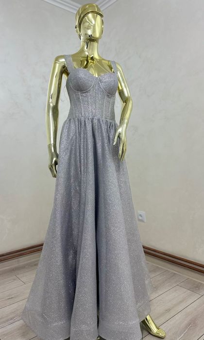 Розпродаж суконь на випускний вечір