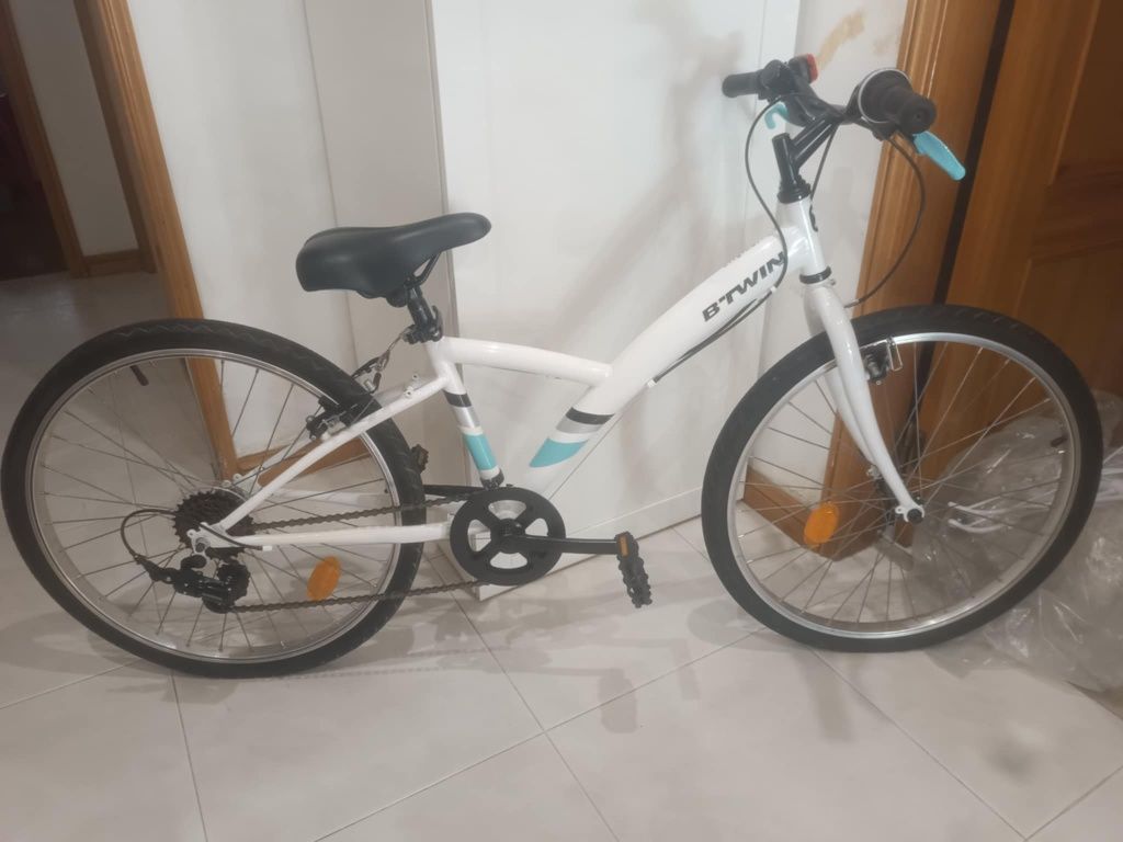 Bicicleta nova  BTWIN 24 X 1.75 preço é de 150 a 200 euros