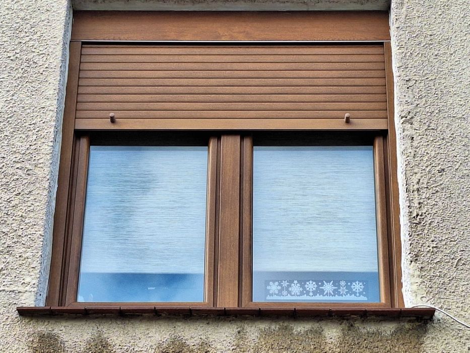 Okno z wbudowaną roletą, złoty dąb 145/138 + moskietera.