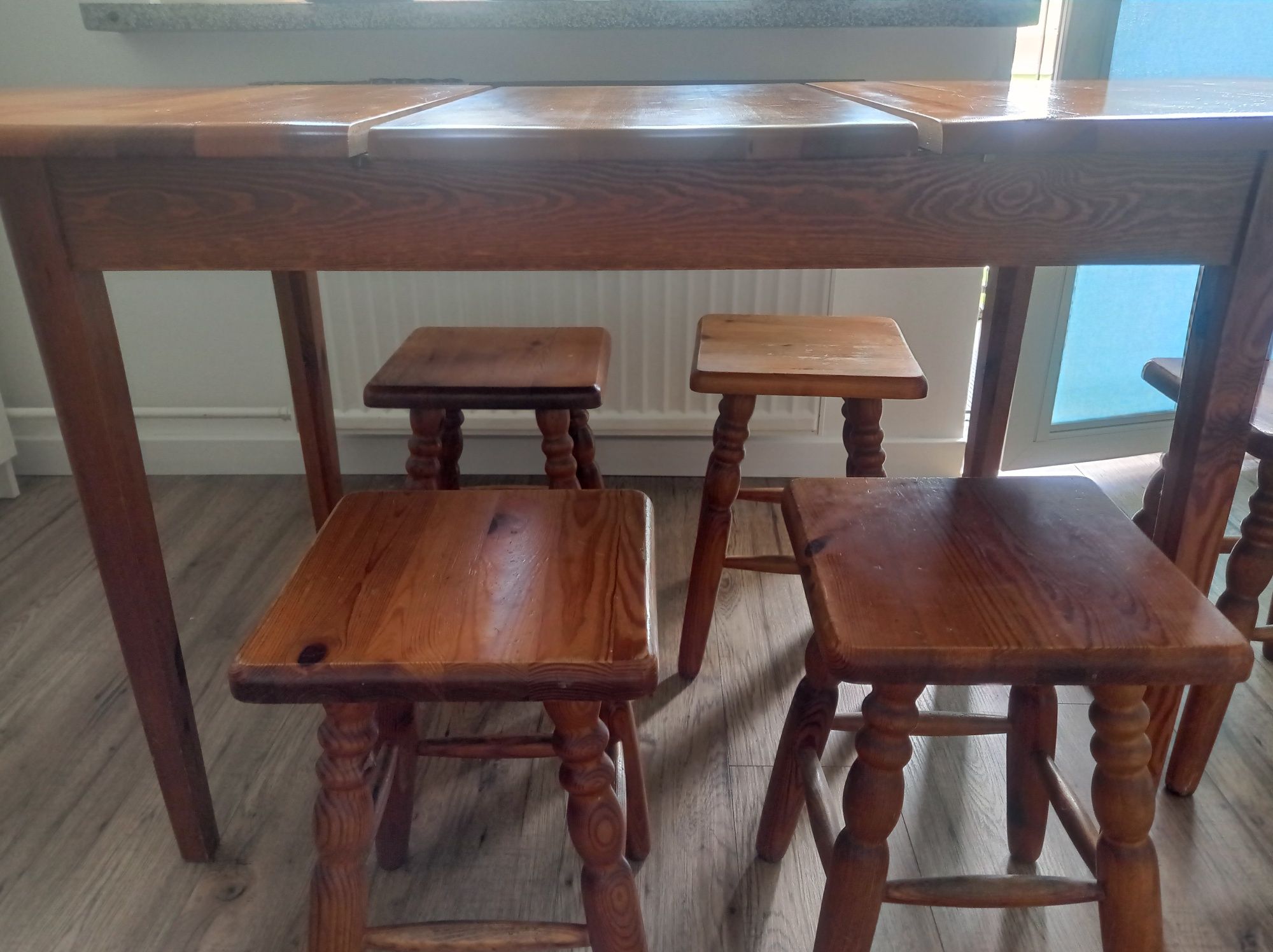 Stół  rozkładany, solidny, z litego drewna