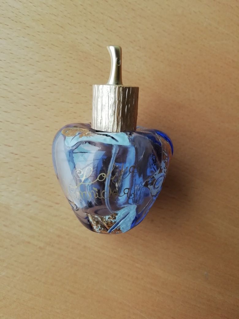 Conjunto de frascos de perfume usados.