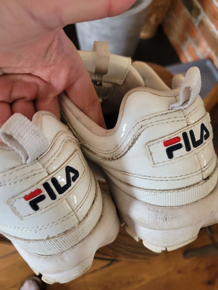 Białe lakierowane sneakersy Fila