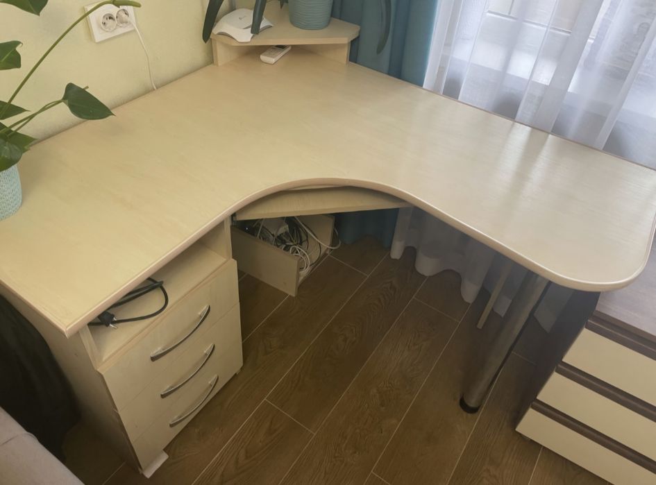 Продам комп'ютерний стіл