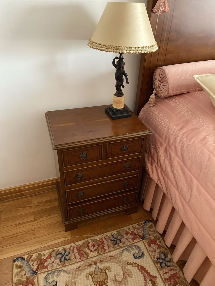 Cama, colchão e mesinhas