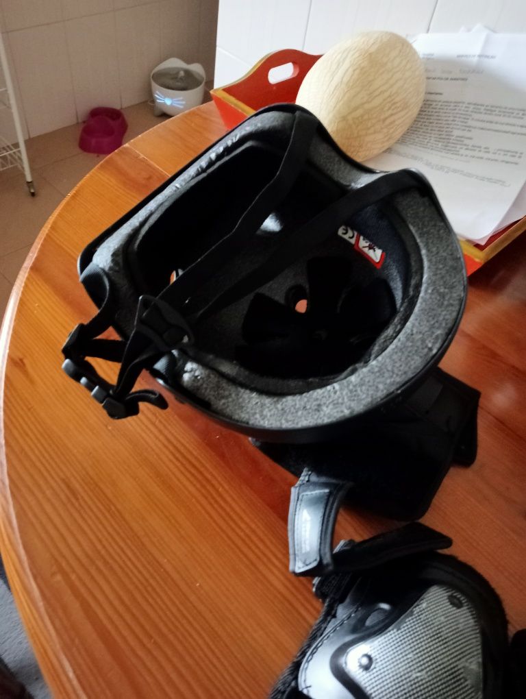 Vendo capacete, joalherias e caneleiras
