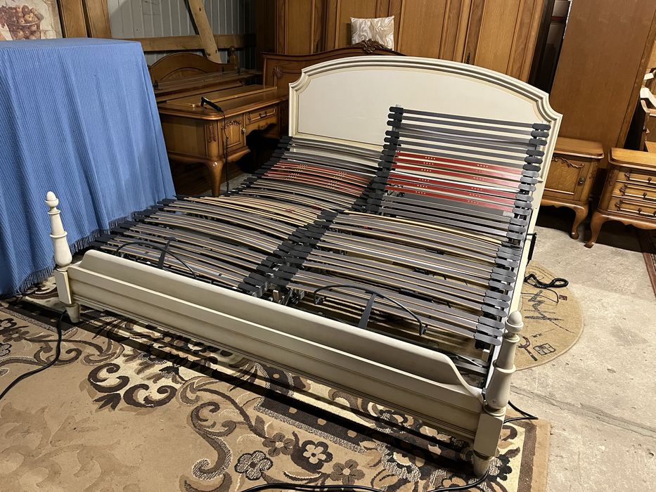 Drewniane łoże z automatycznymi stelażami